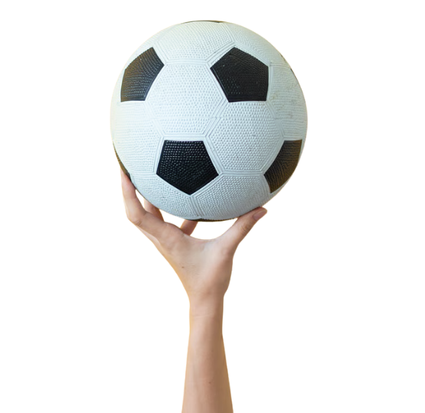 Main tenant un ballon de football