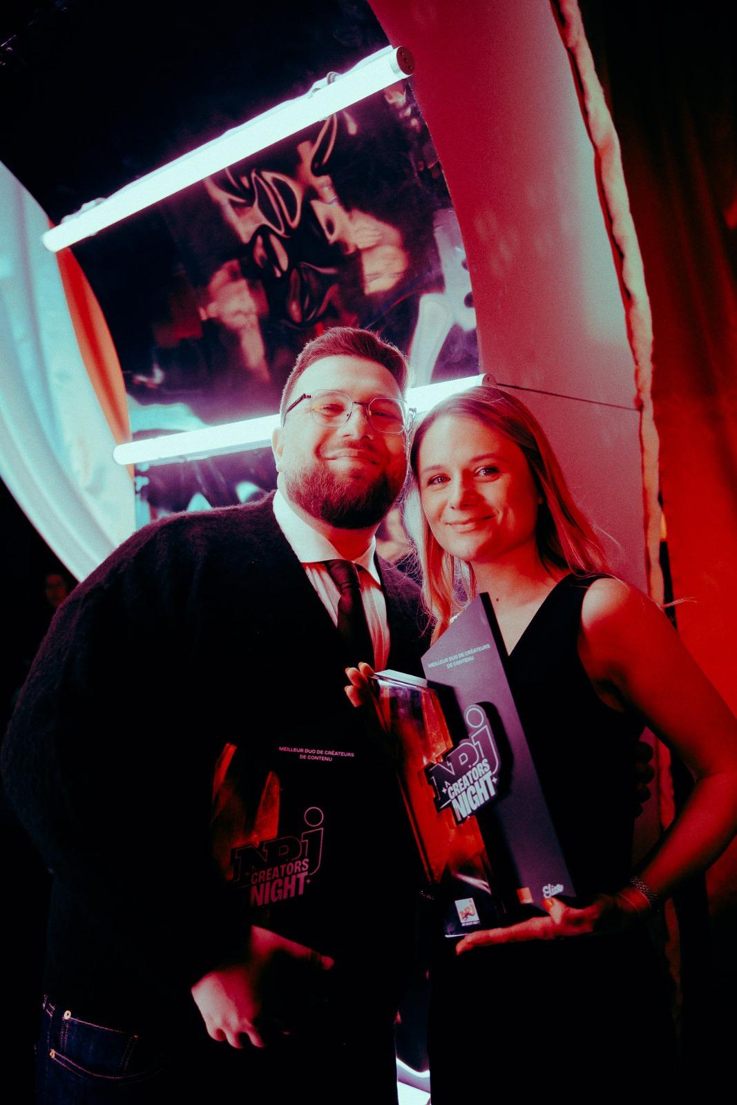 een man en een vrouw poseren voor een foto