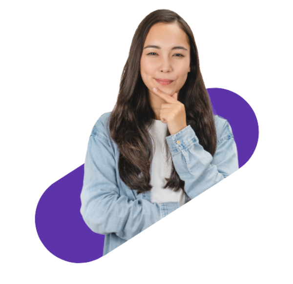 nadenkende en glimlachende vrouw die haar hand op haar kin legt