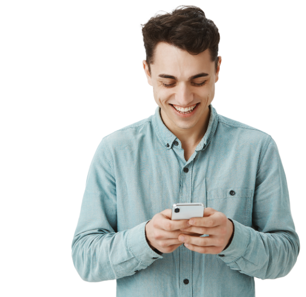homme souriant devant son téléphone