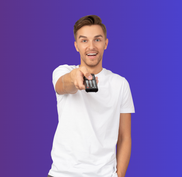 homme souriant tenant une télécommande