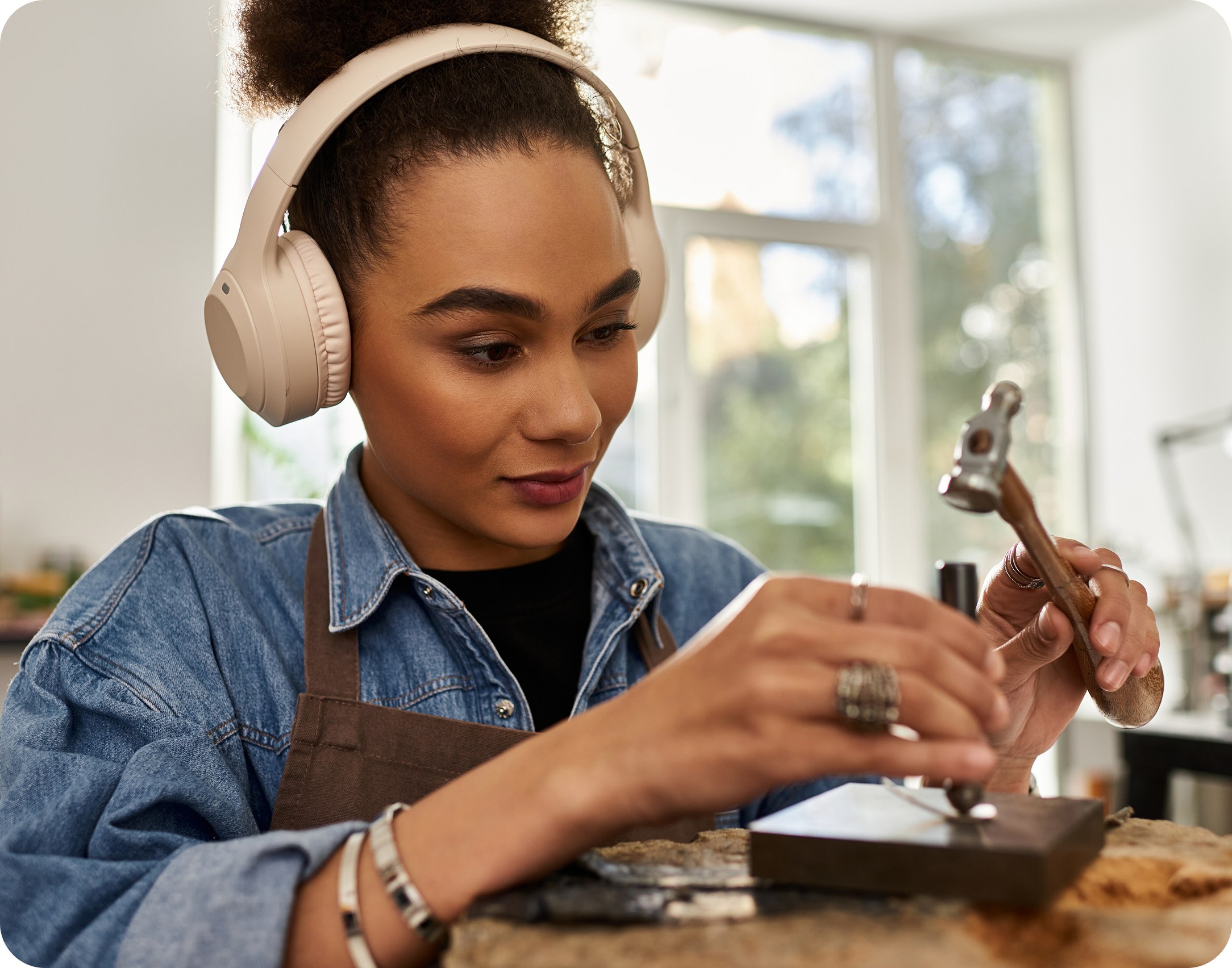 fille qui écoute de l'audio