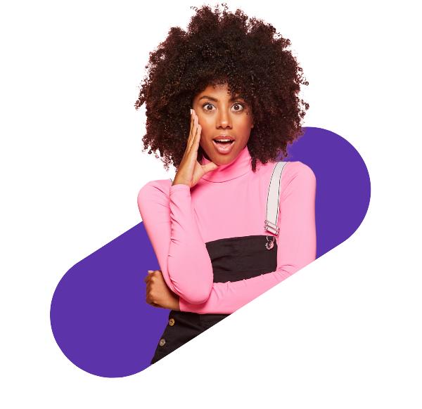 verbaasde glimlachende vrouw