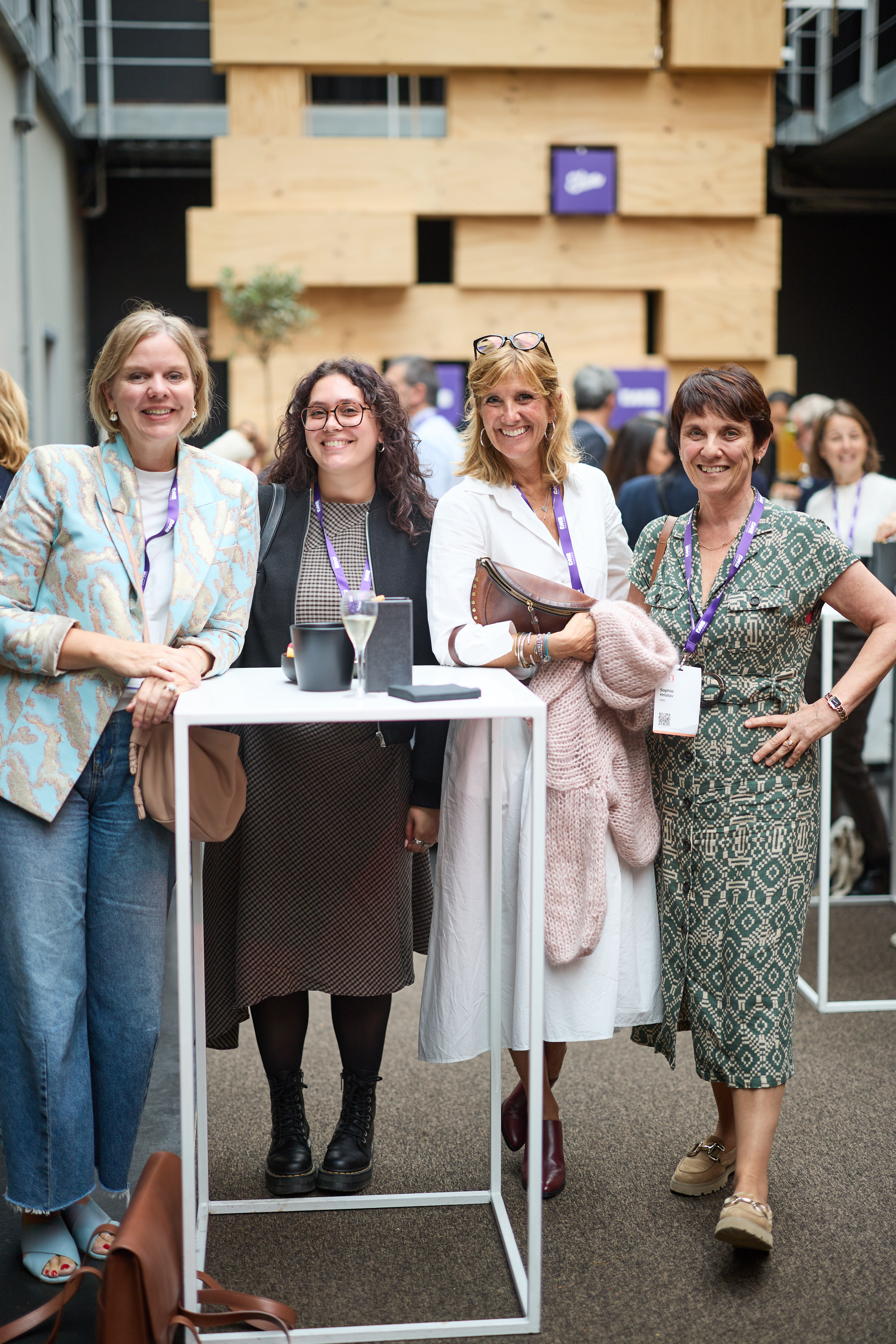 un groupe de femmes debout à côté d’une table