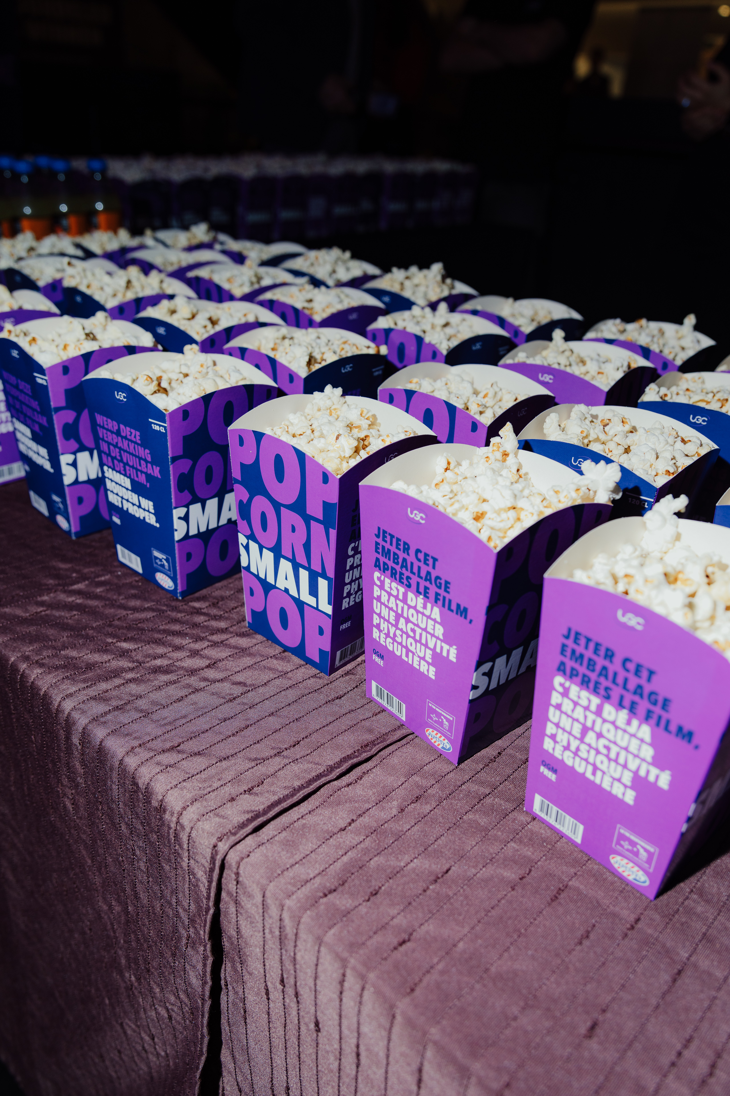 une rangée de boîtes de pop-corn