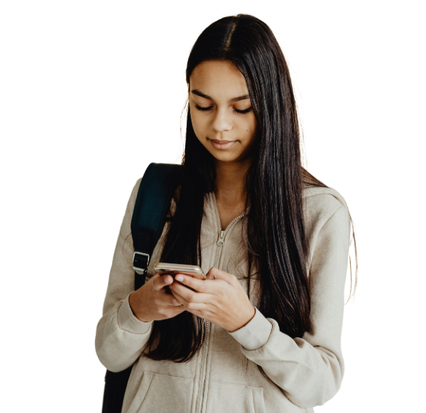 jeune fille regardant son téléphone