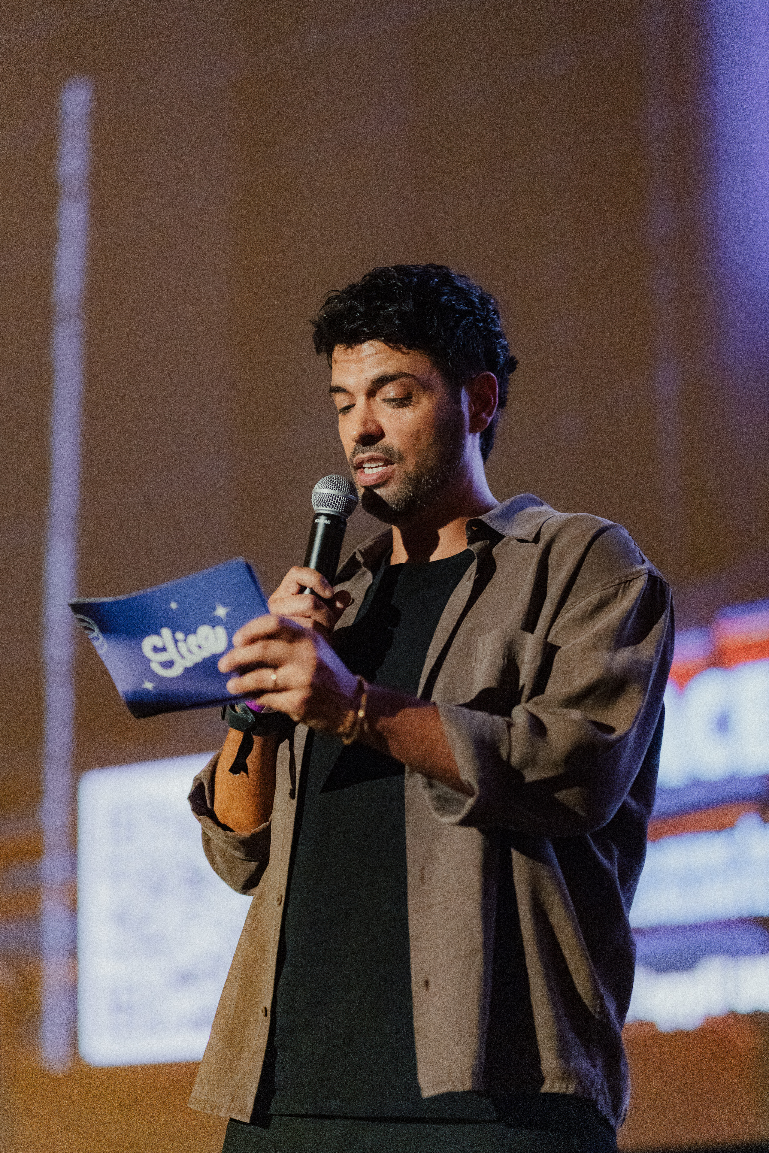 un homme tenant un microphone