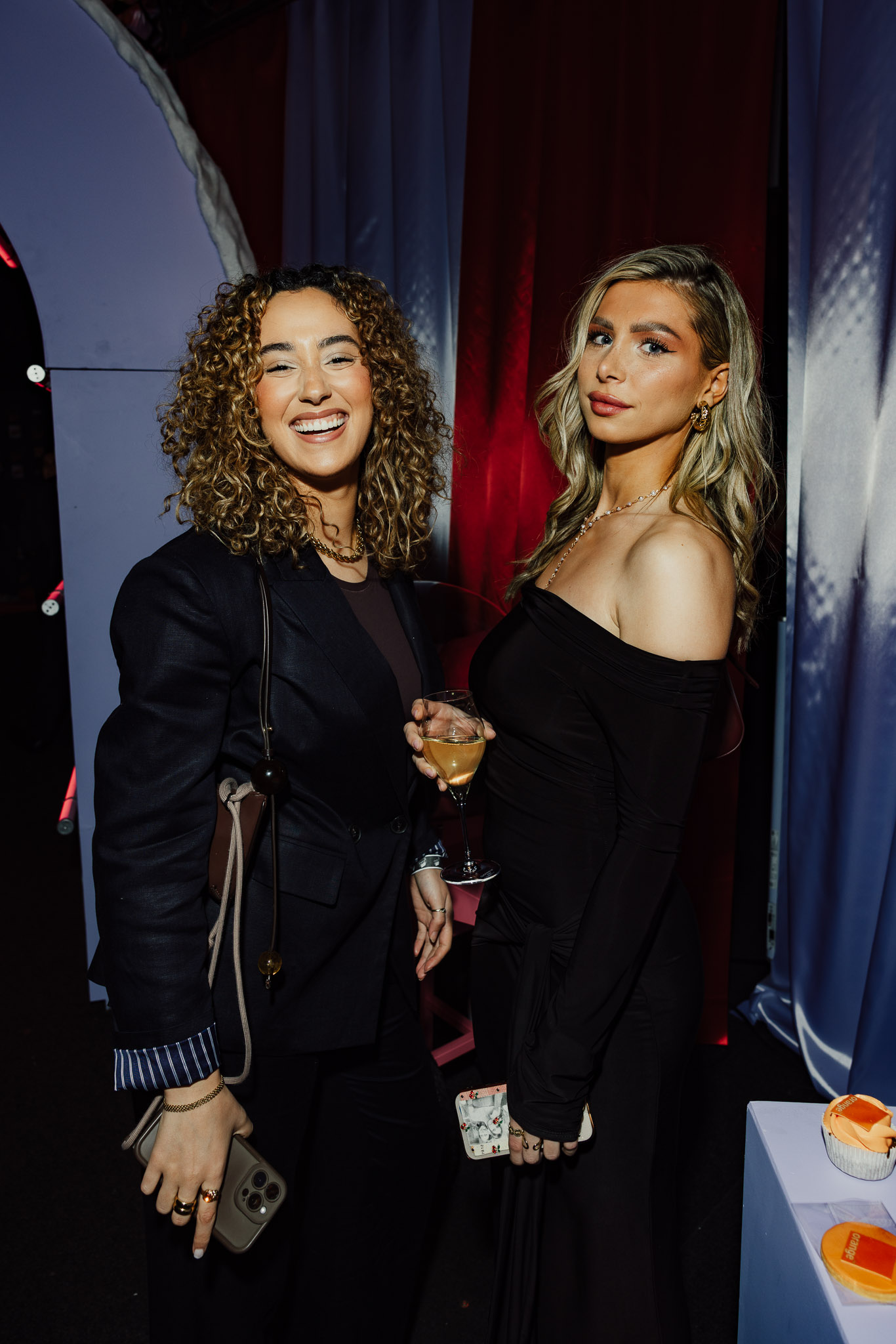 Deux femmes posant pour une photo