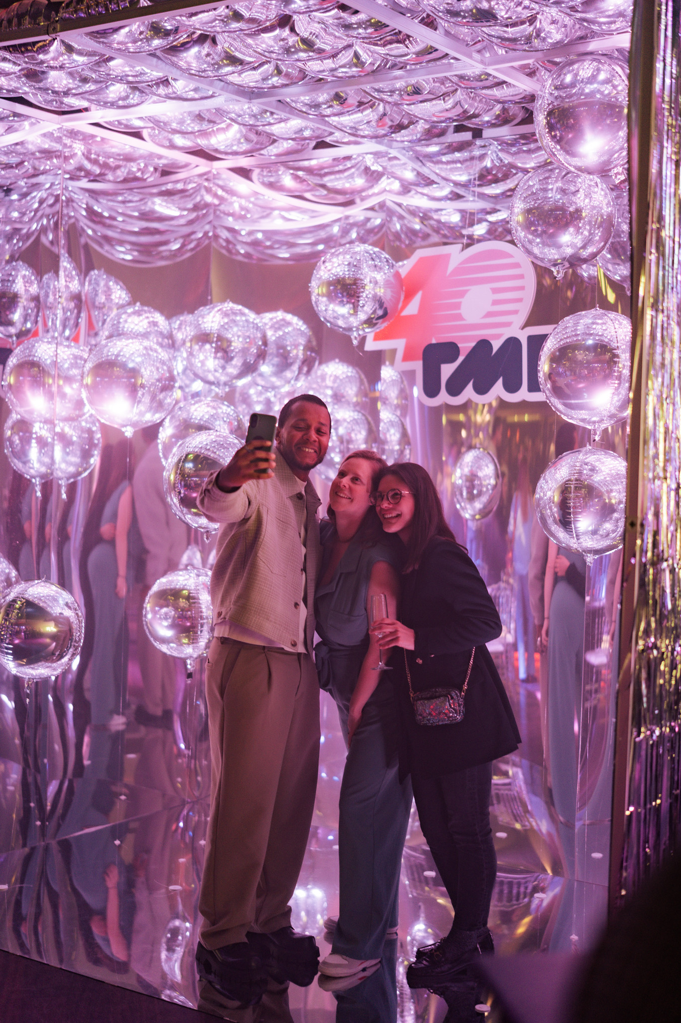 40-jarig feest Galerie Foto's RMB fotoplek zilveren ballonnen Adam Laura Marie So - drie personen selfie