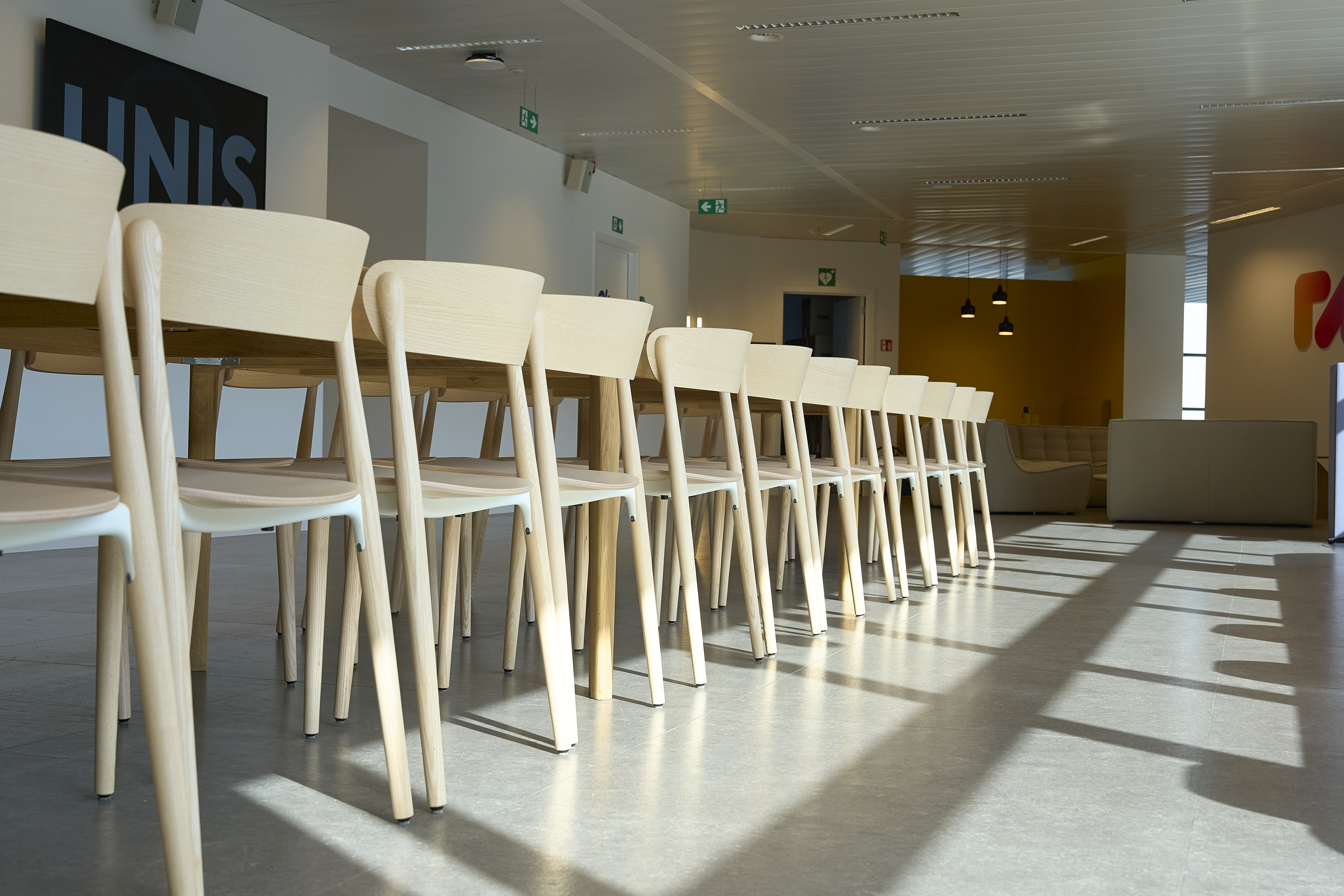 une rangée de chaises dans une pièce