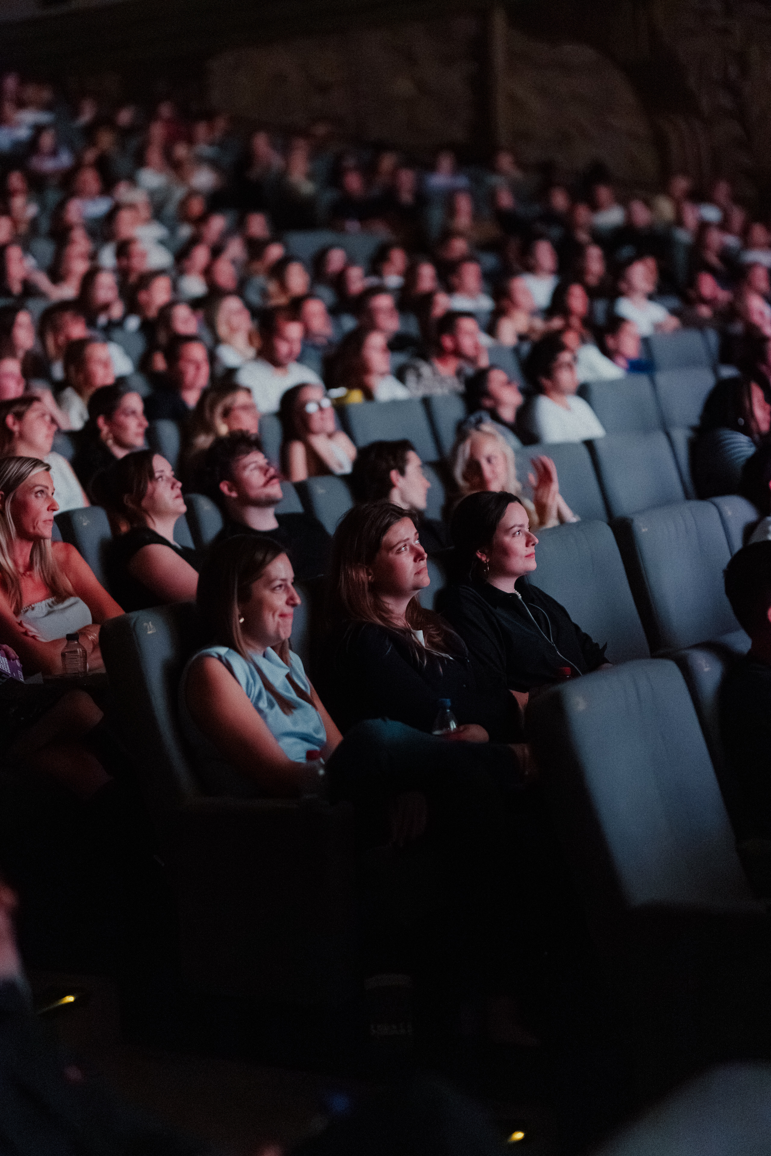 un groupe de personnes assises dans un théâtre
