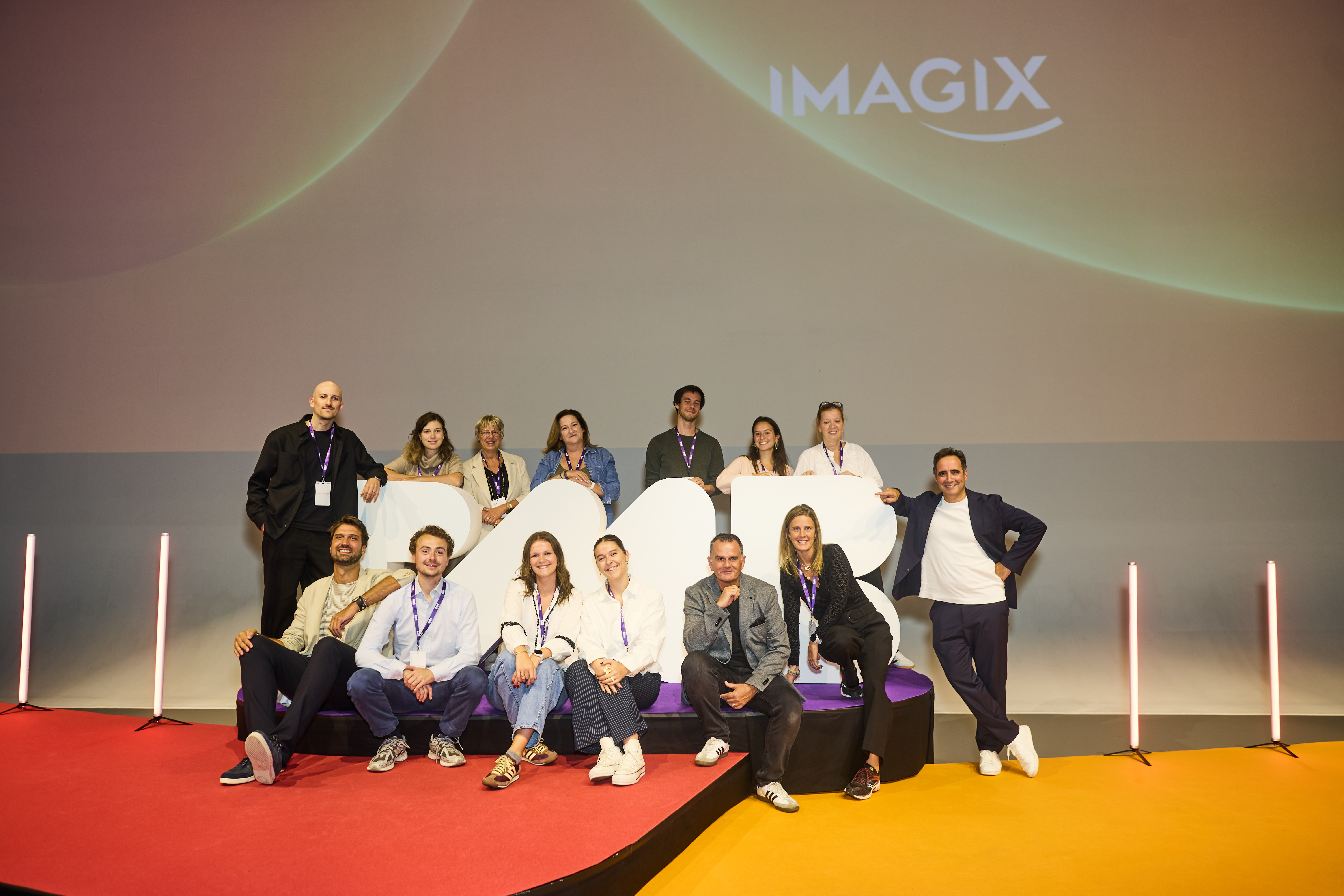 un groupe de personnes posant pour une photo
