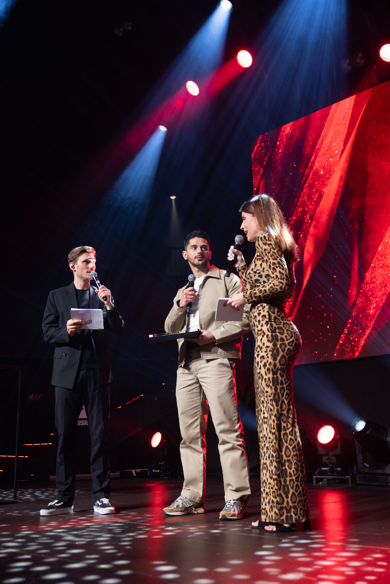 un groupe de personnes sur une scène