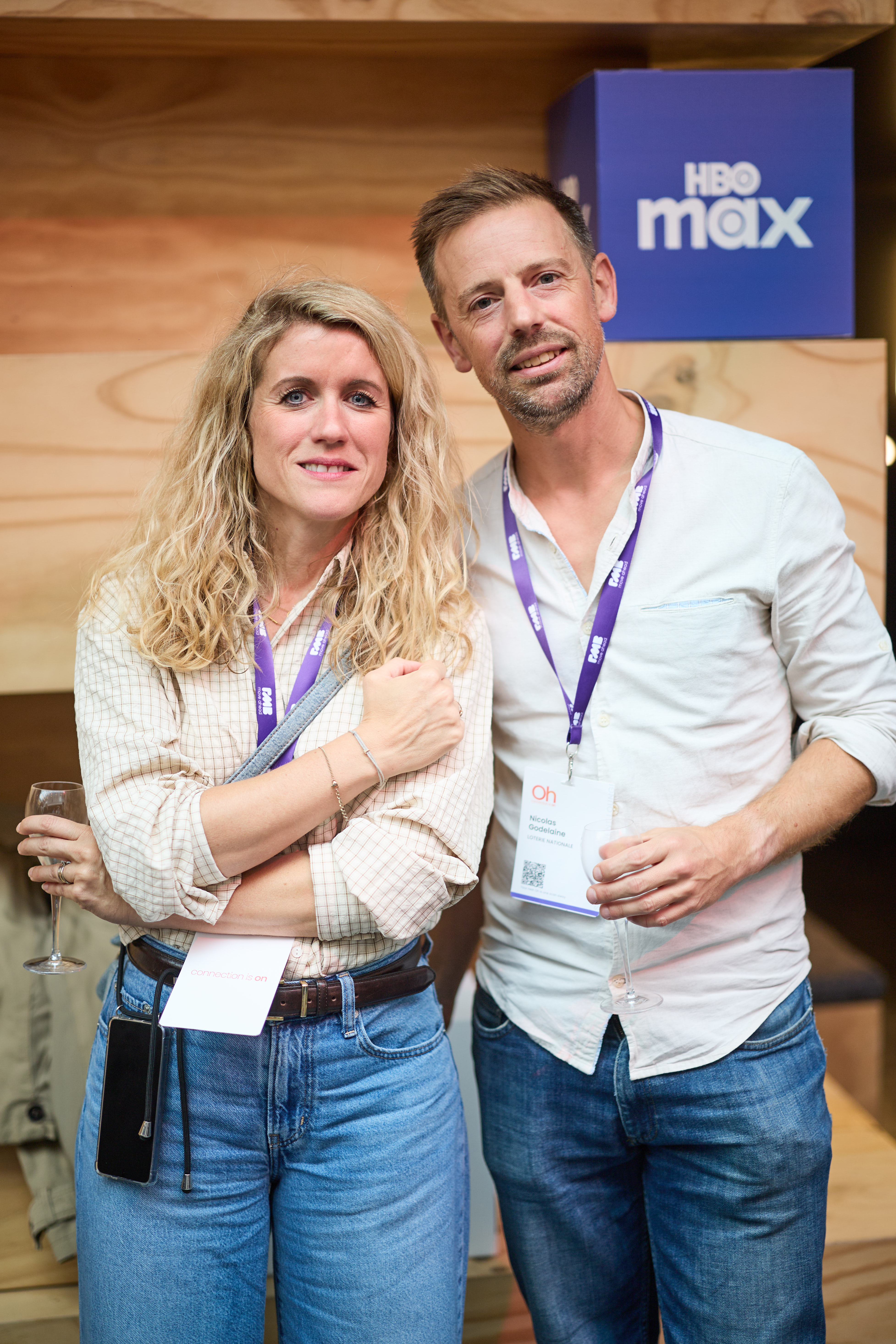 un homme et une femme debout ensemble
