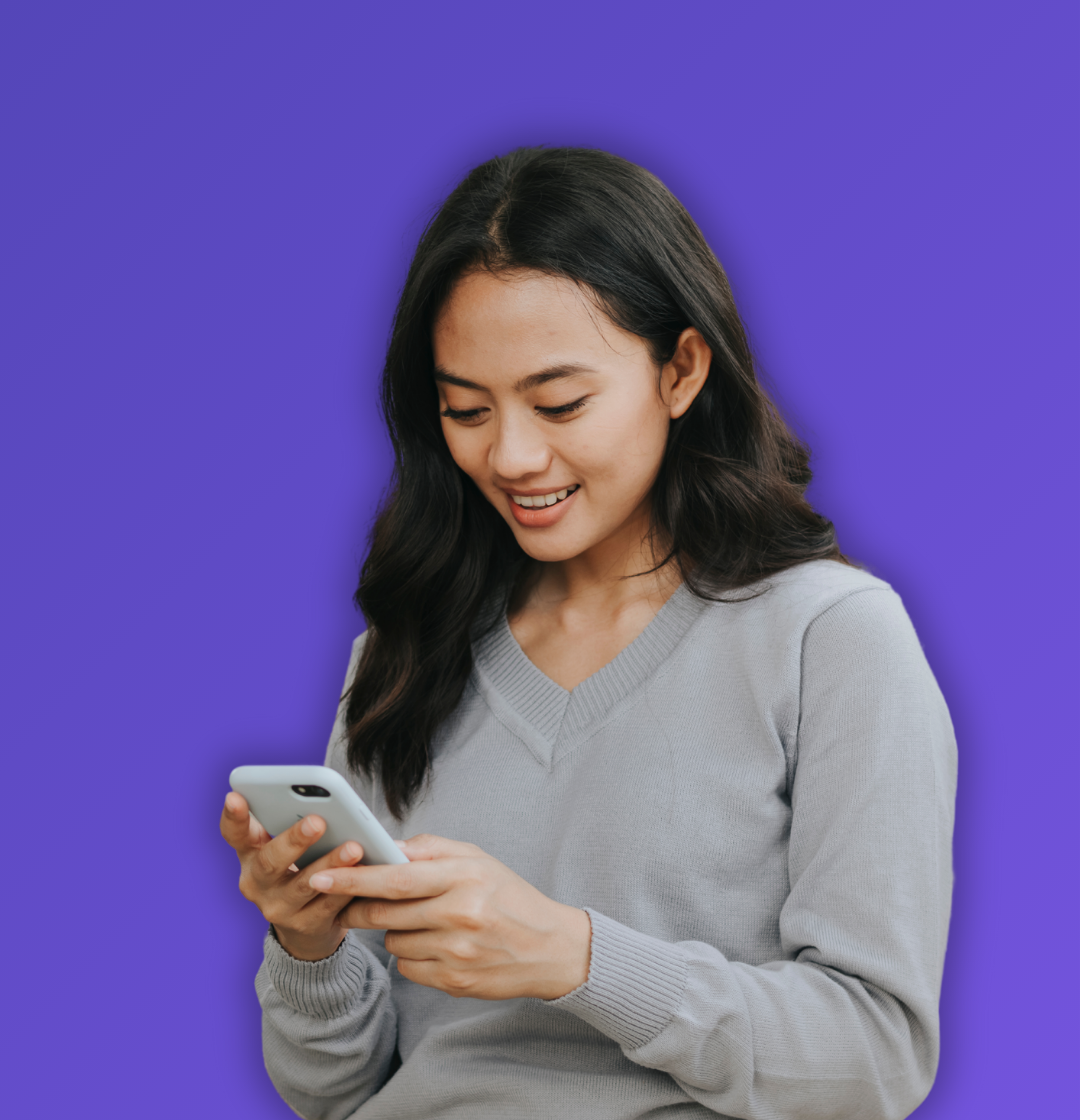 femme de côté sur son téléphone