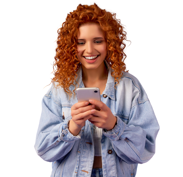 jonge roodharige vrouw aan de telefoon
