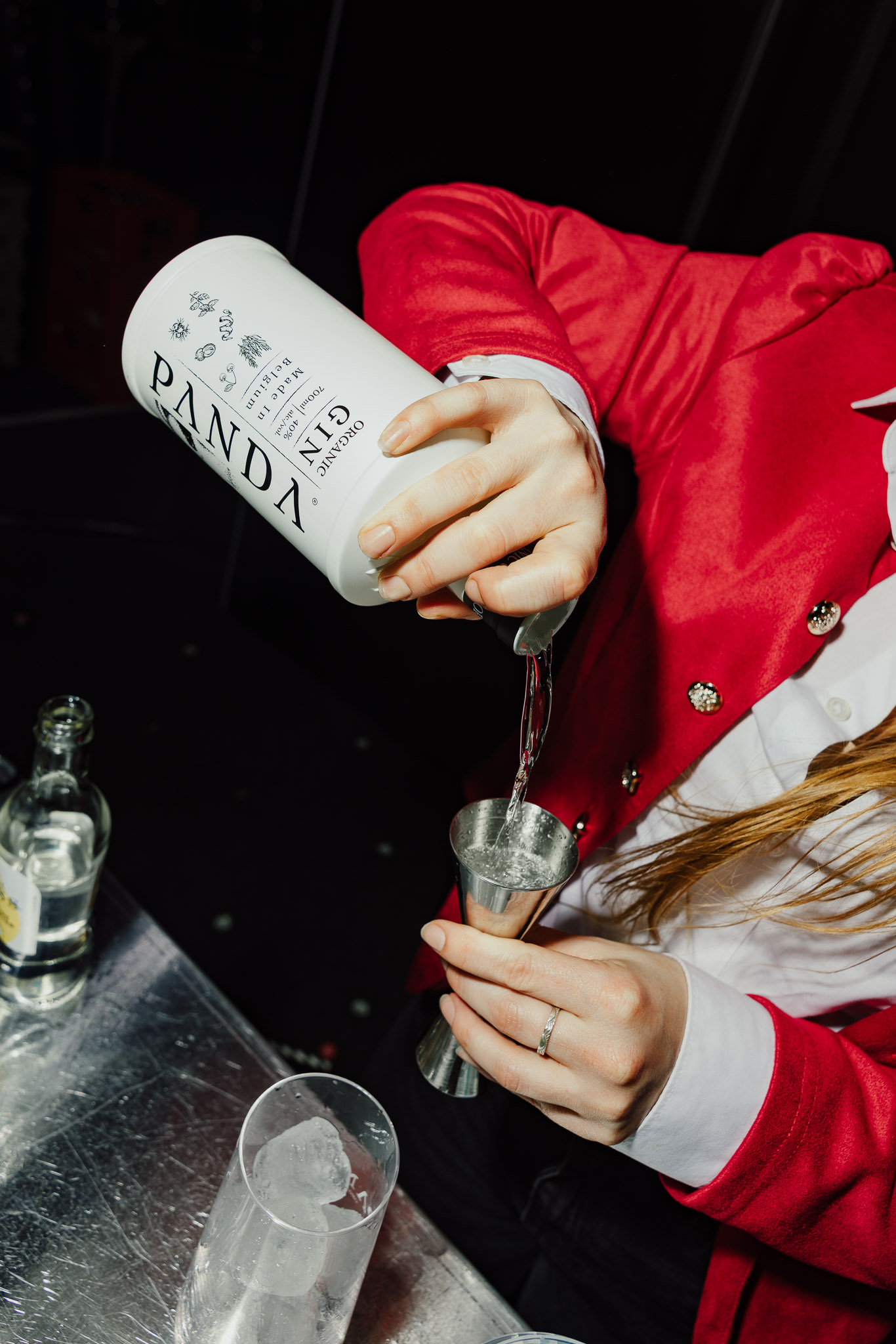 iemand die een drankje in een metalen beker schenkt