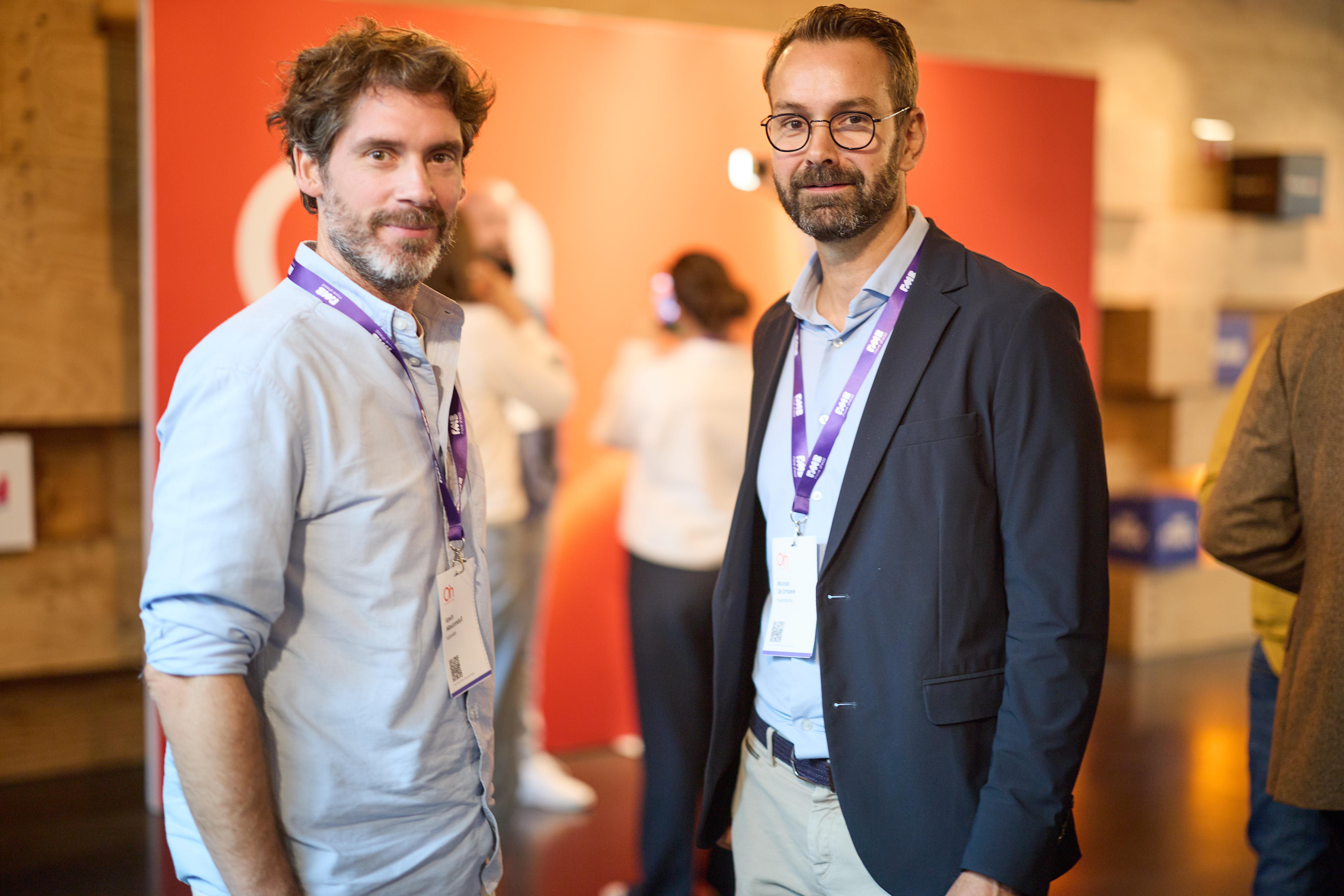 quelques hommes portant des tours de cou