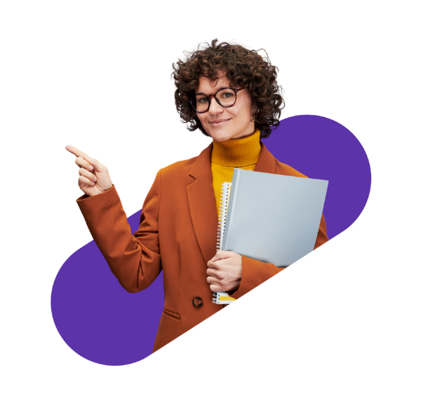 Femme à lunettes pointant du doigt