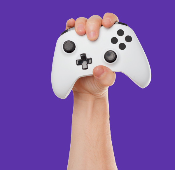 main tenant une manette de jeux vidéos