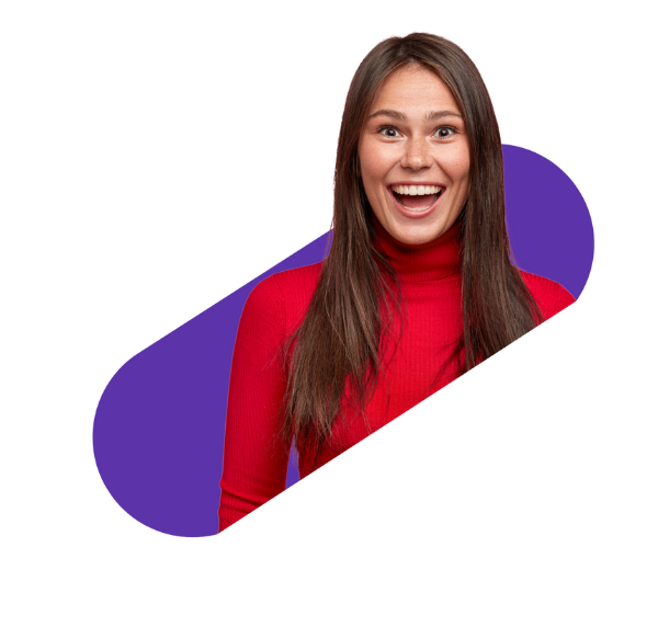 glimlachende brunette vrouw