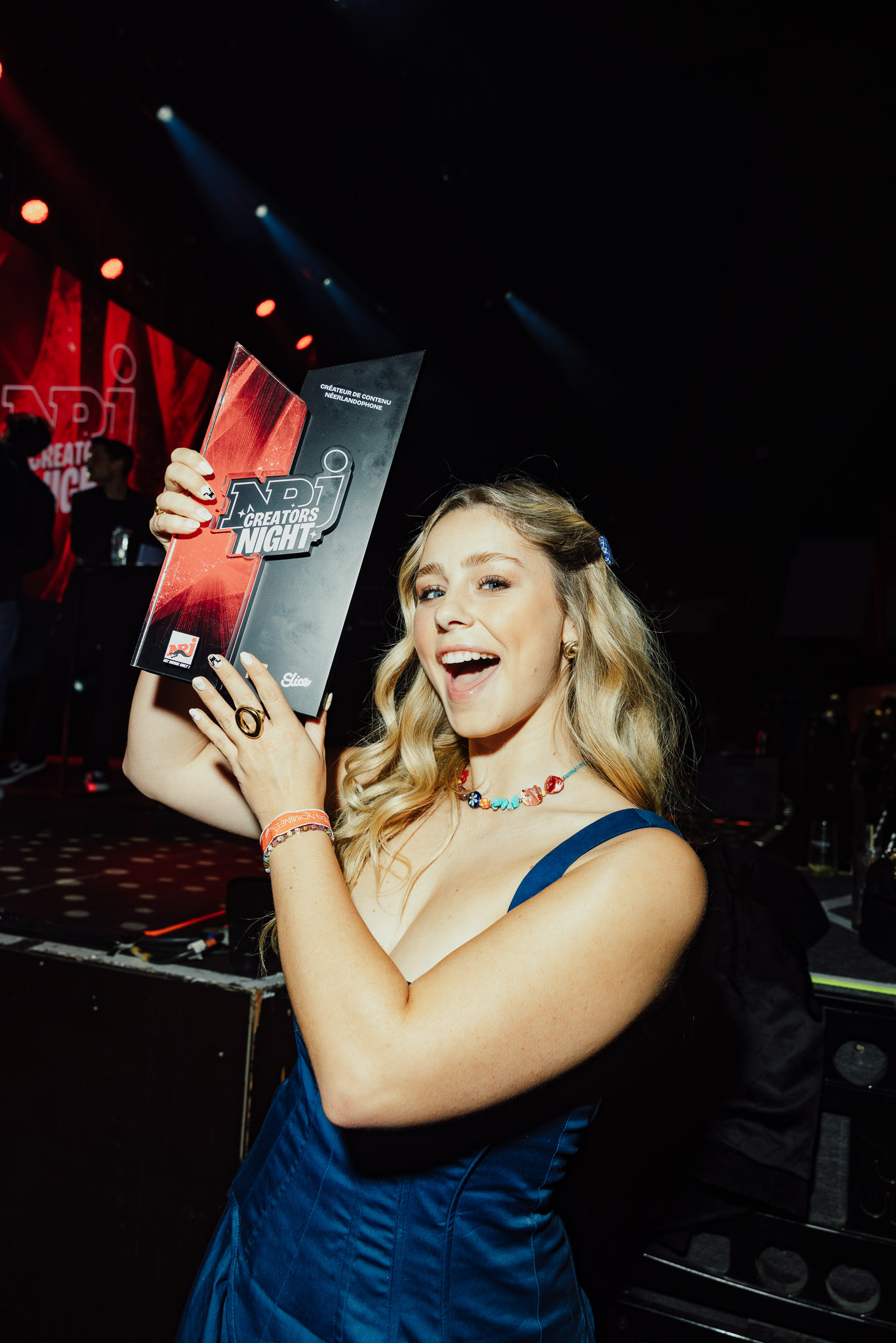 une femme tenant une boîte noire et rouge