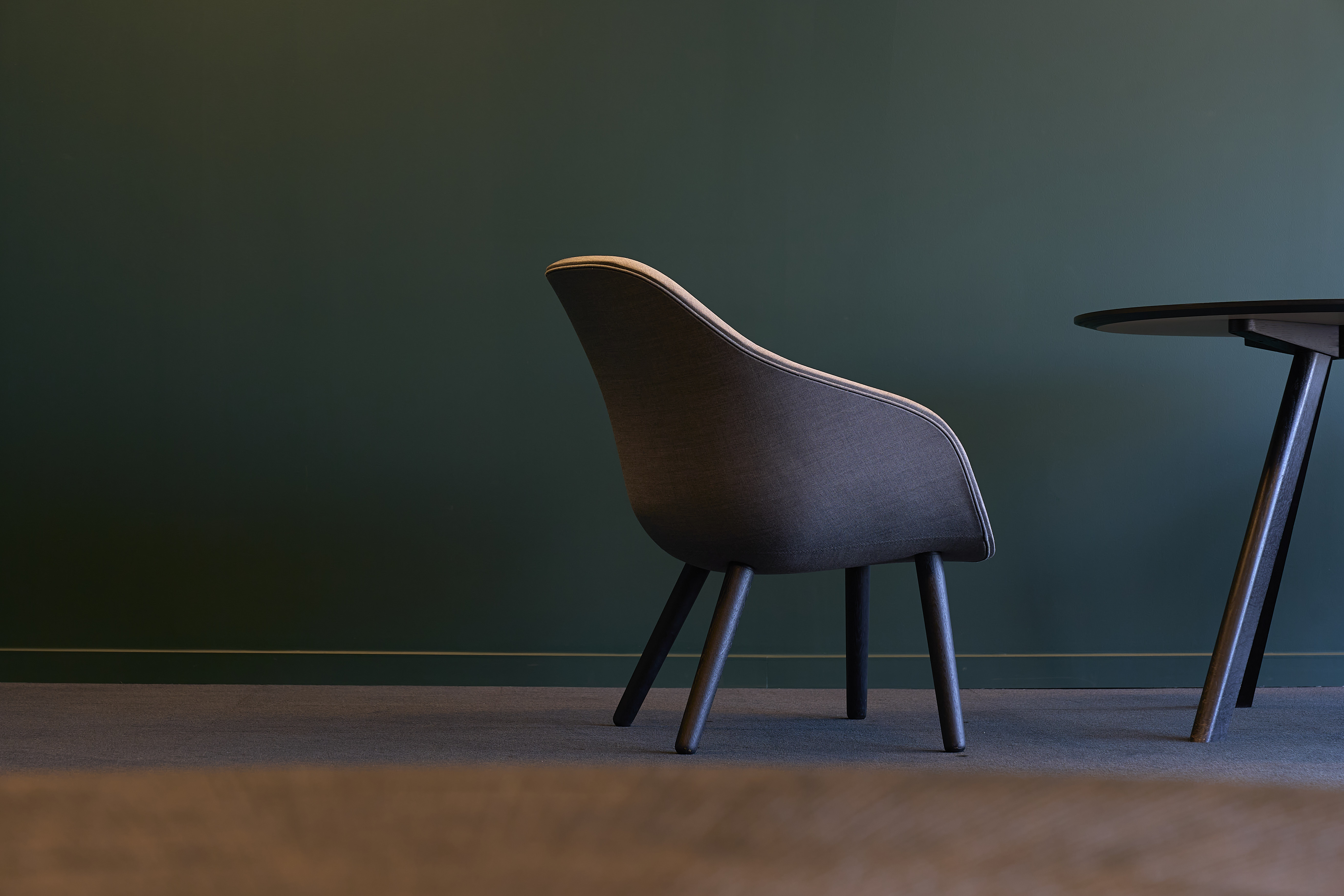 une chaise dans une pièce