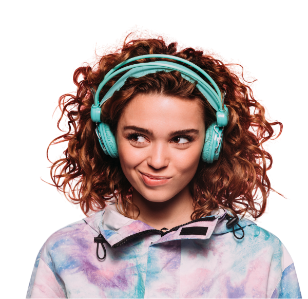 glimlachende vrouw die aan muziek op hoofdtelefoon luistert