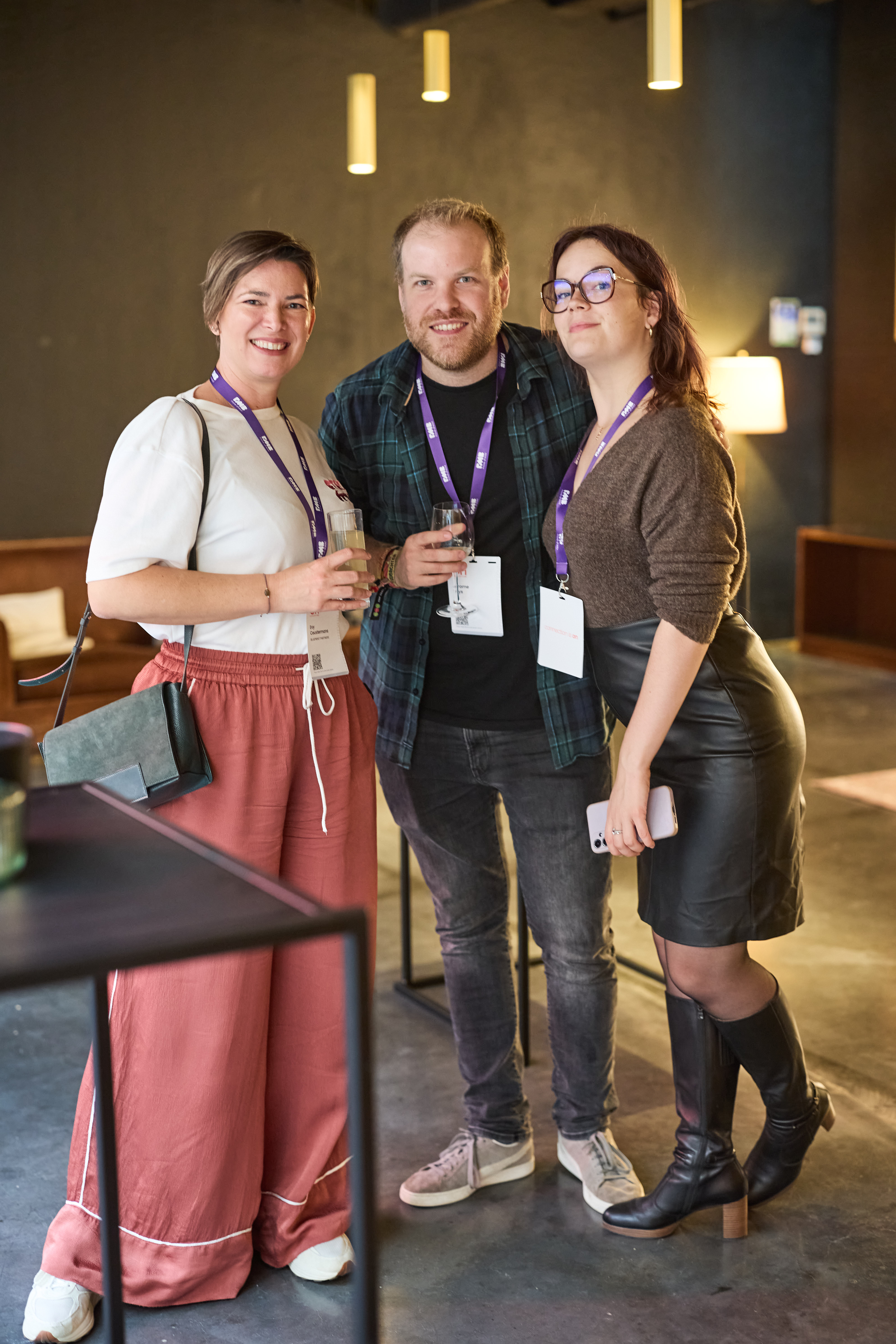 un groupe de personnes posant pour une photo