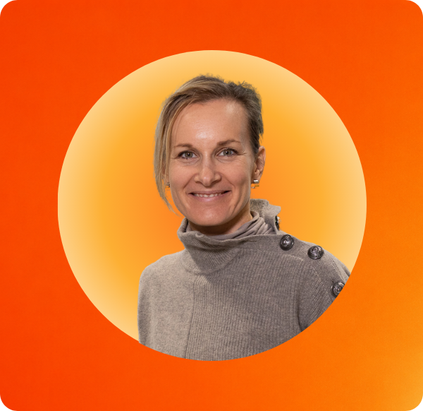 une femme souriant à la caméra
