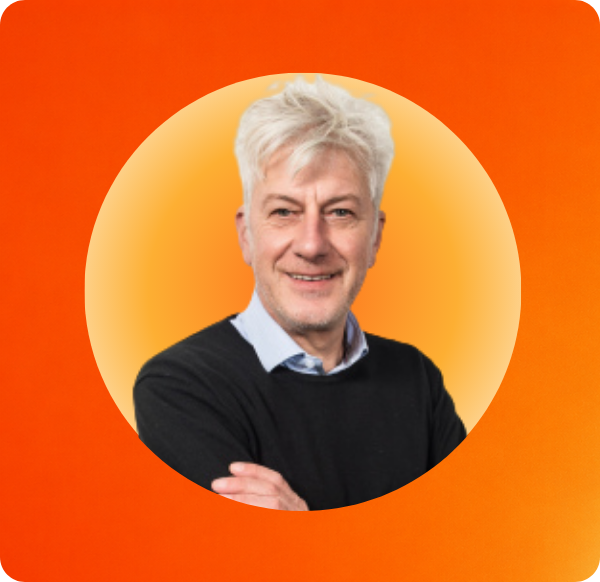 een man glimlachend naar de camera