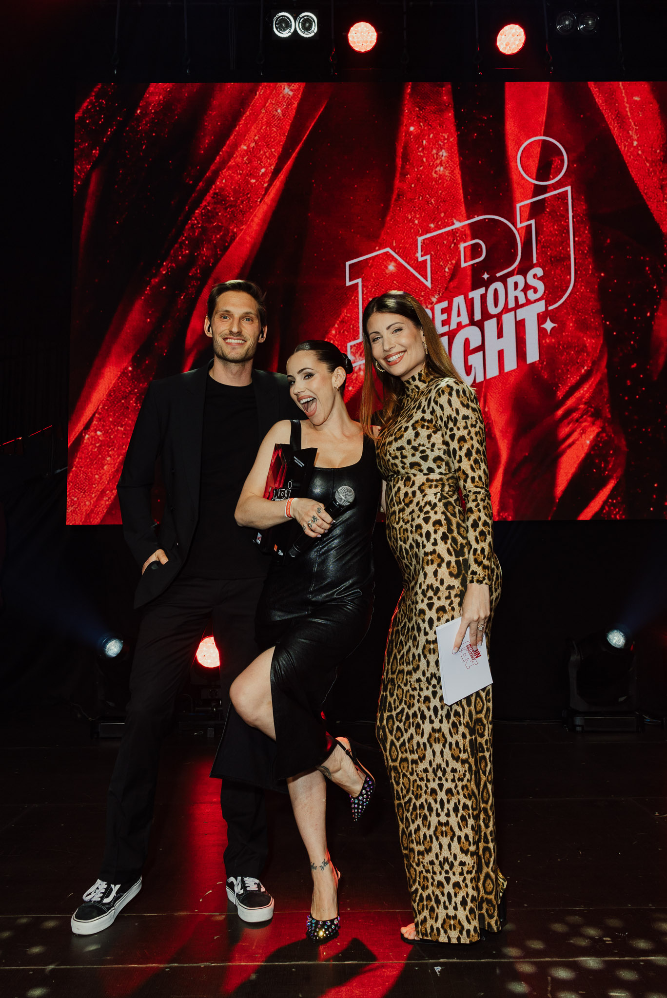 un groupe de personnes posant pour une photo