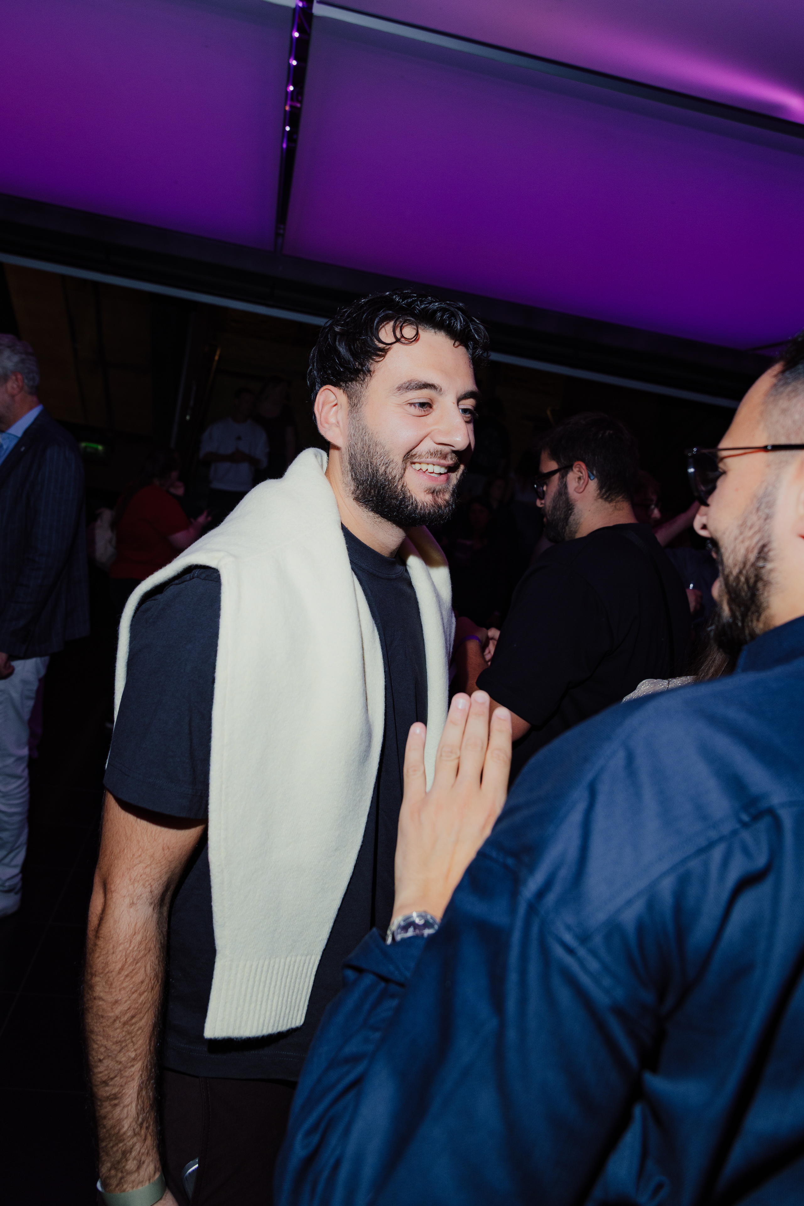 un homme portant un gilet blanc