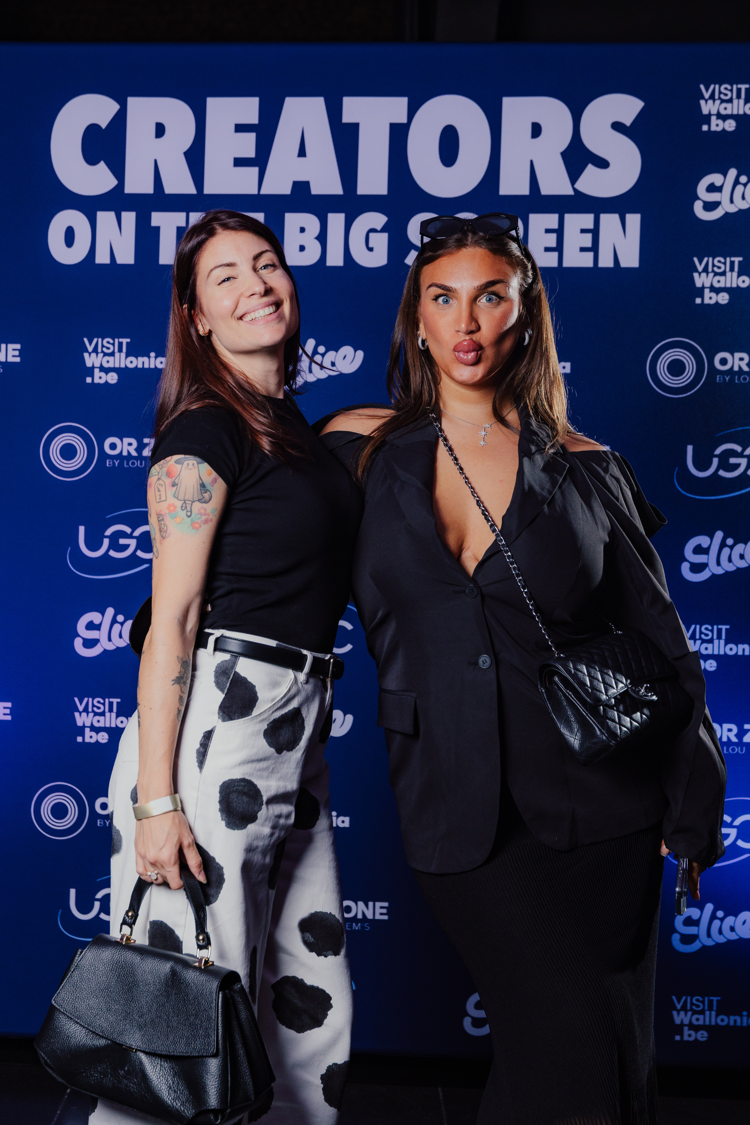 Deux femmes posant pour une photo