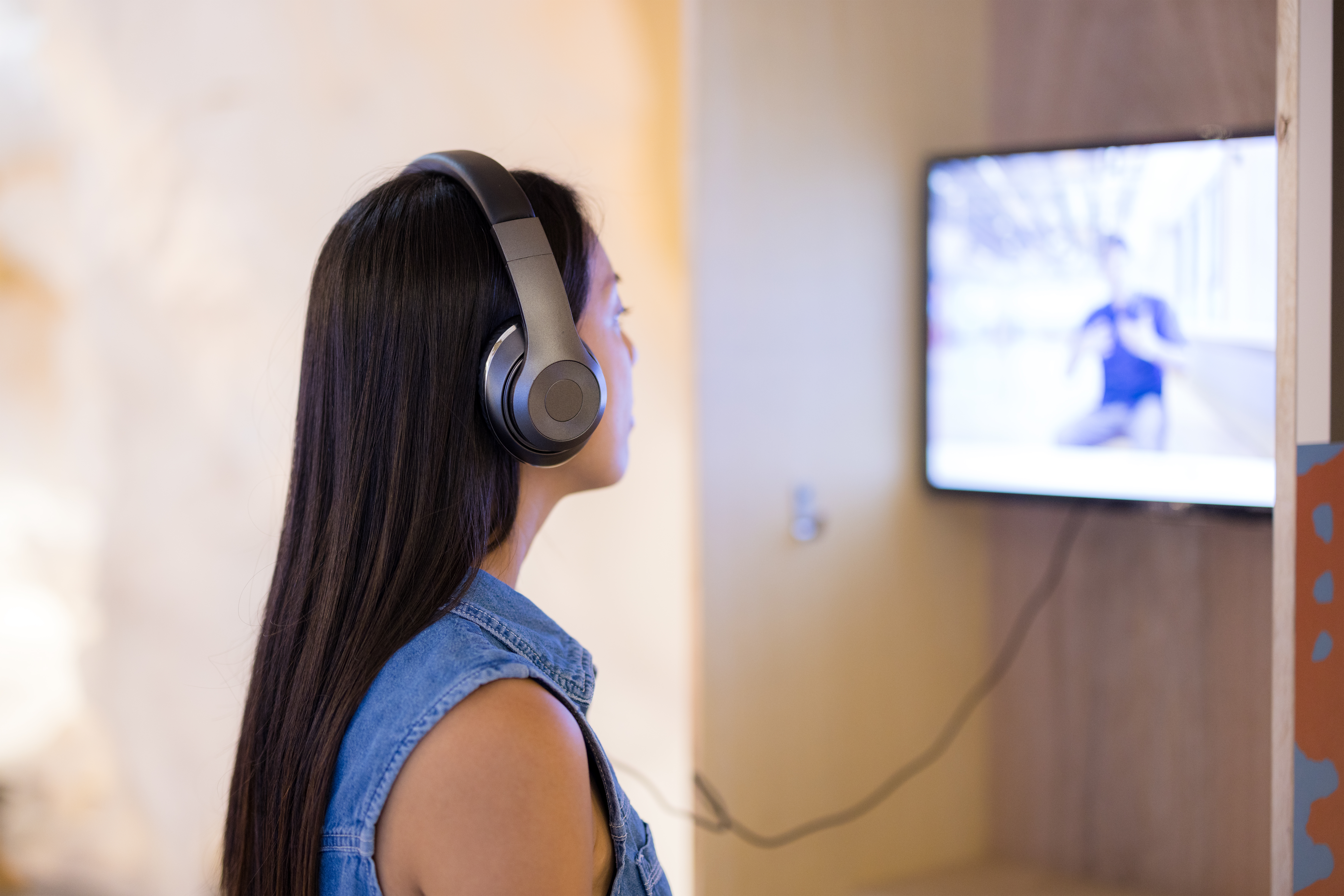 vrouw audio tour museum koptelefoon beschrijving nieuws