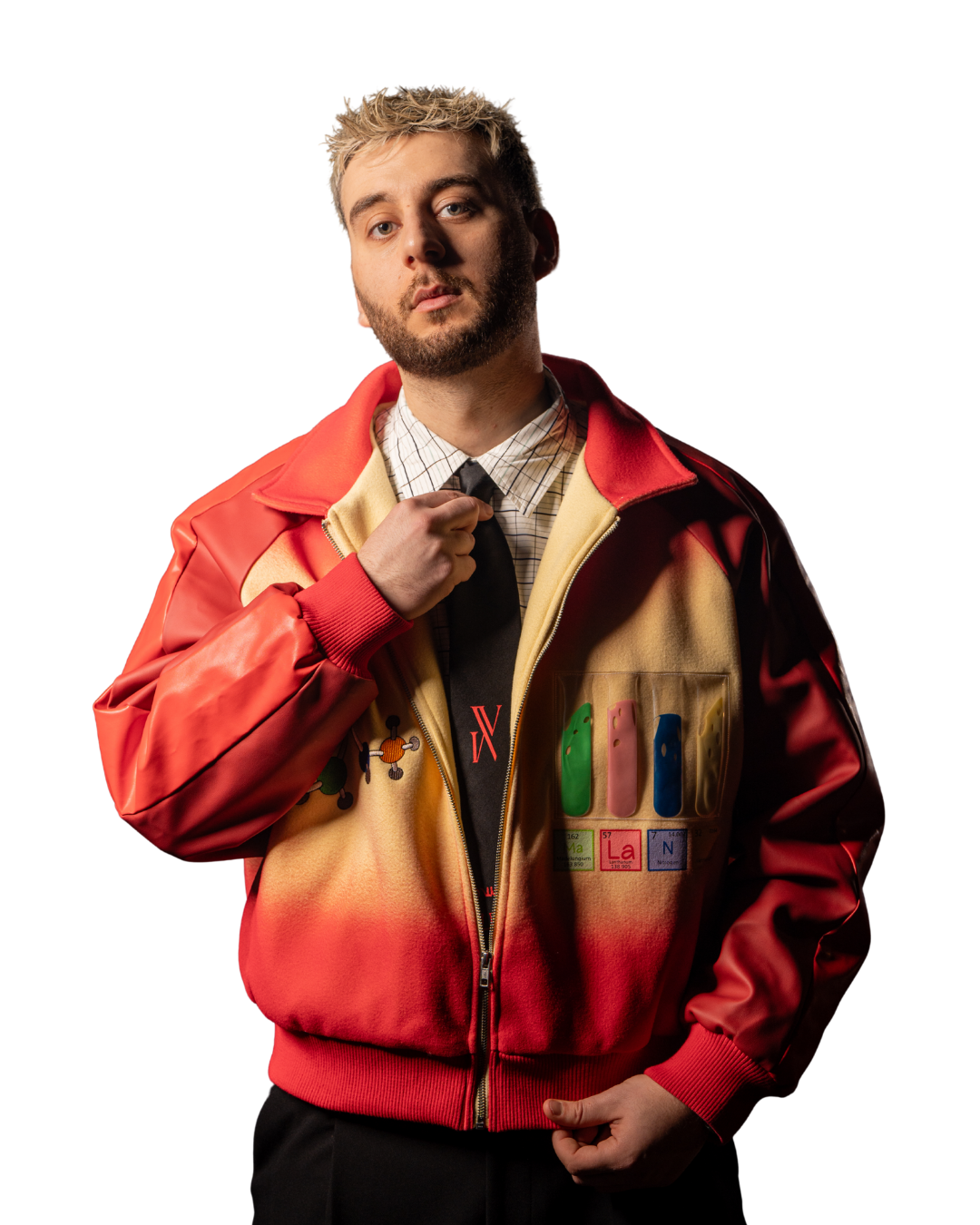 een man die een rood-gele jas draagt
