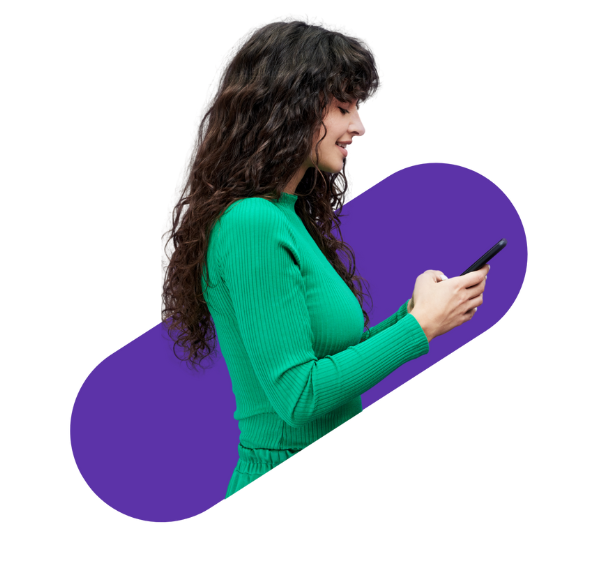 brunette vrouw in profiel gekleed in het groen op haar telefoon