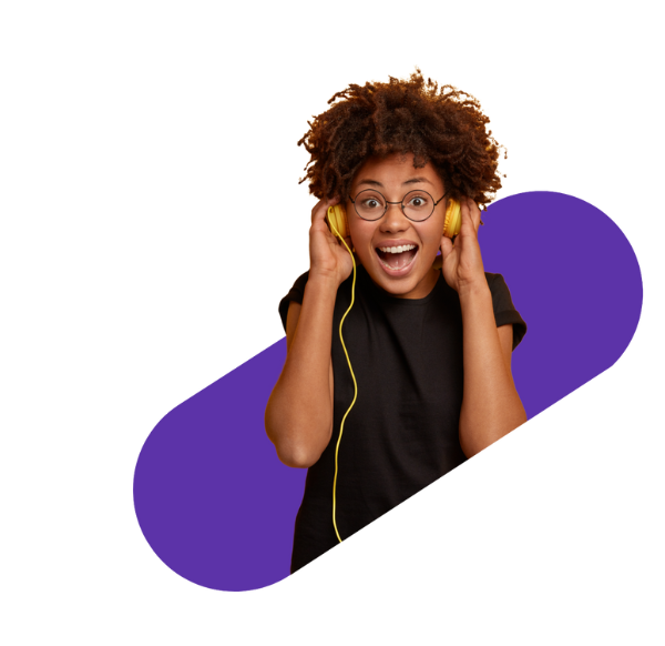 lachende vrouw die naar muziek luistert met een koptelefoon