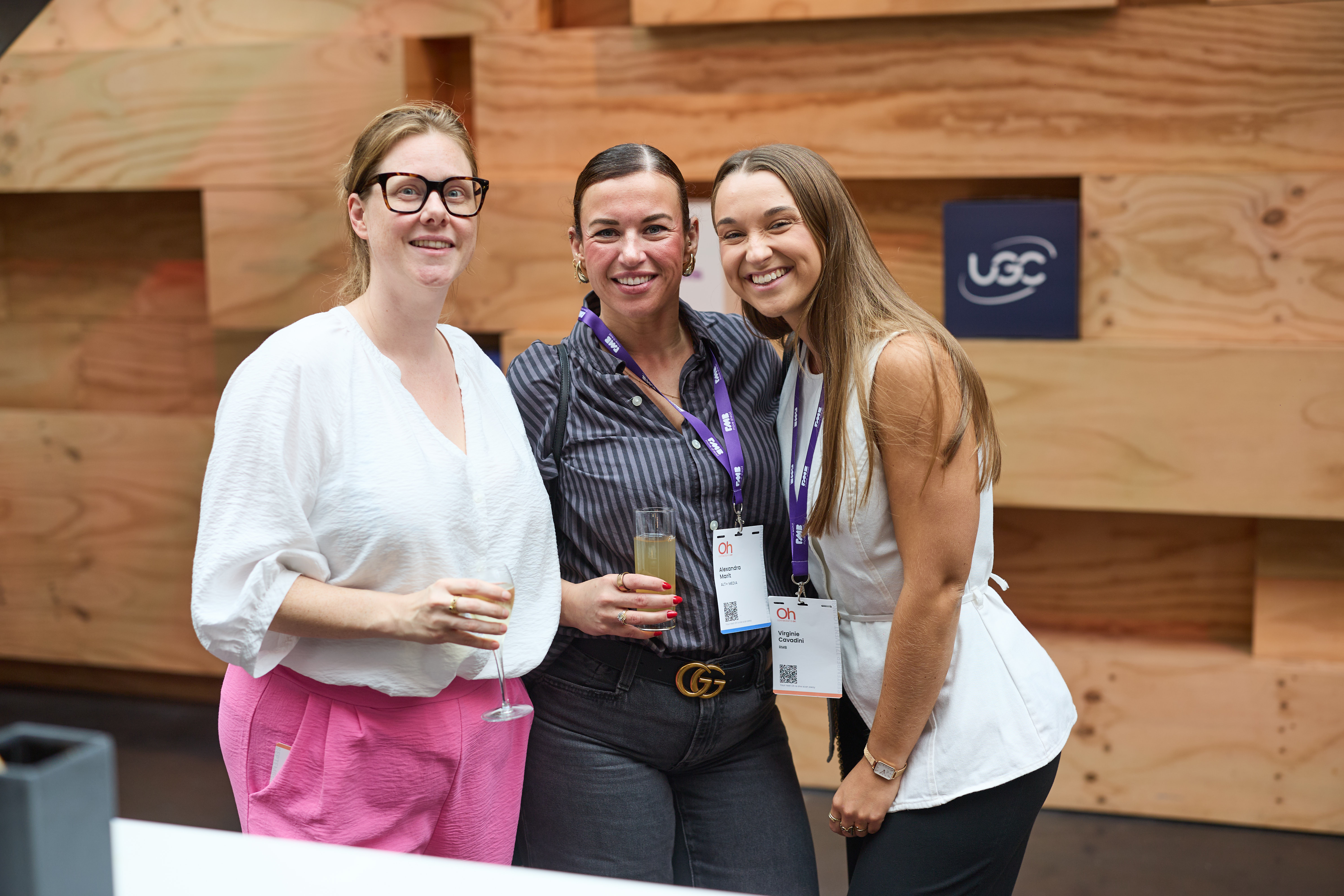 un groupe de femmes qui posent pour une photo