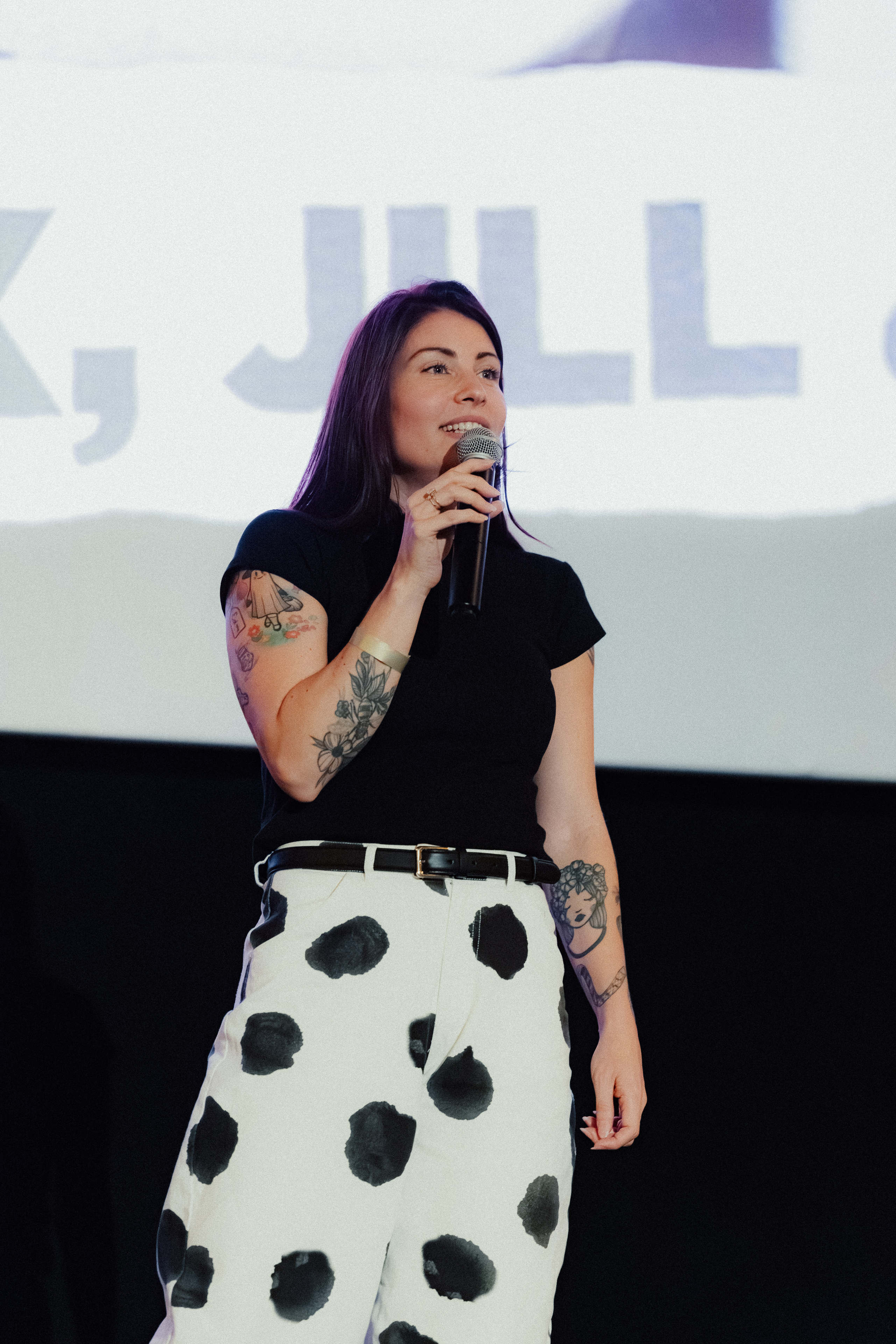 une femme tenant un microphone