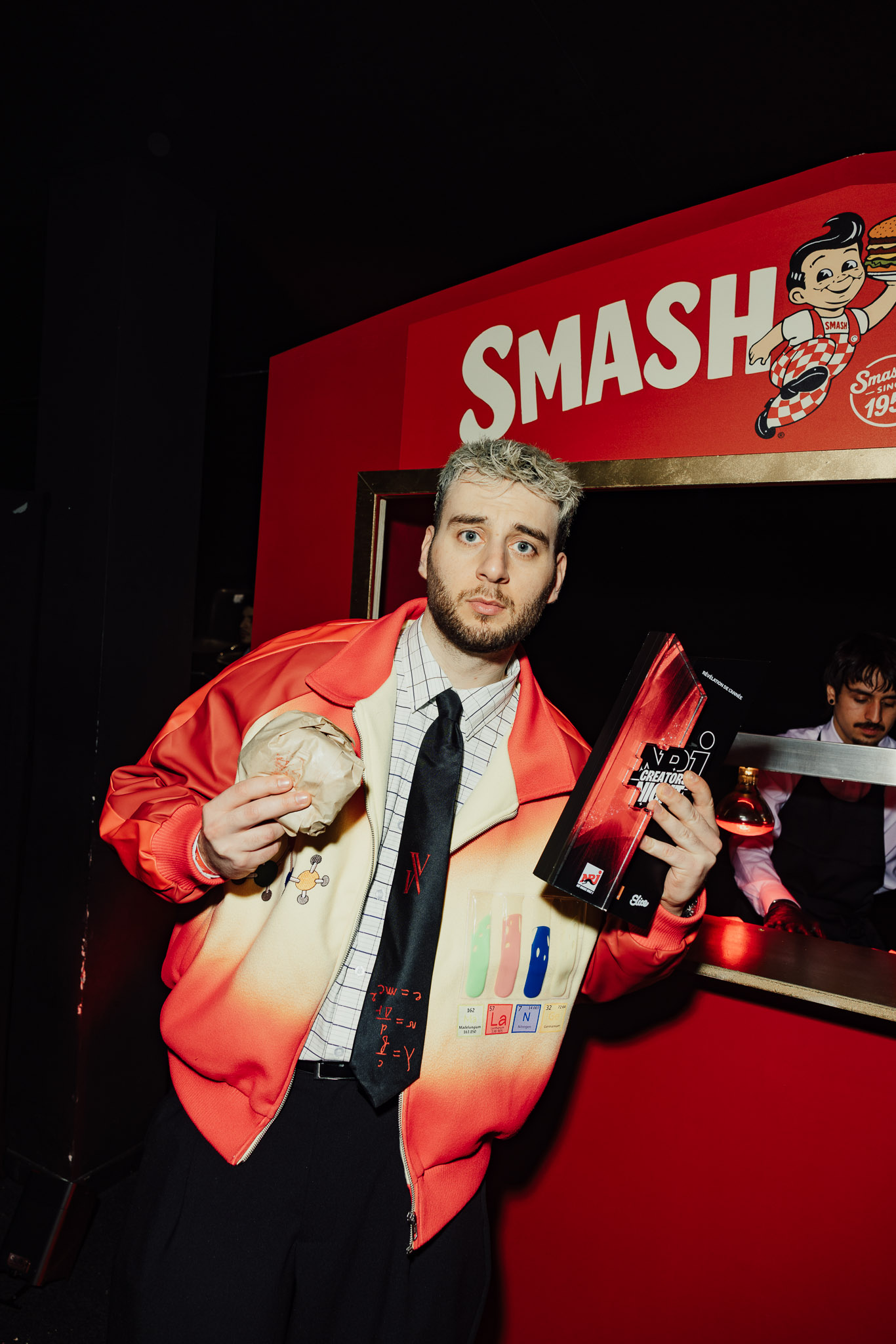 un homme tenant une boîte et un sandwich