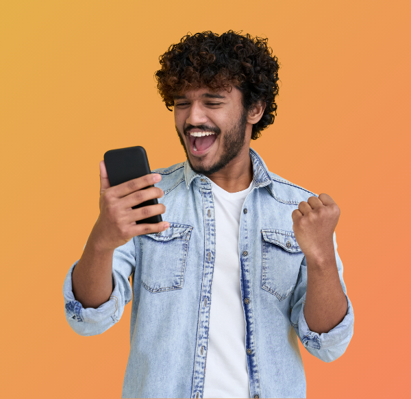 homme heureux souriant devant son téléphone