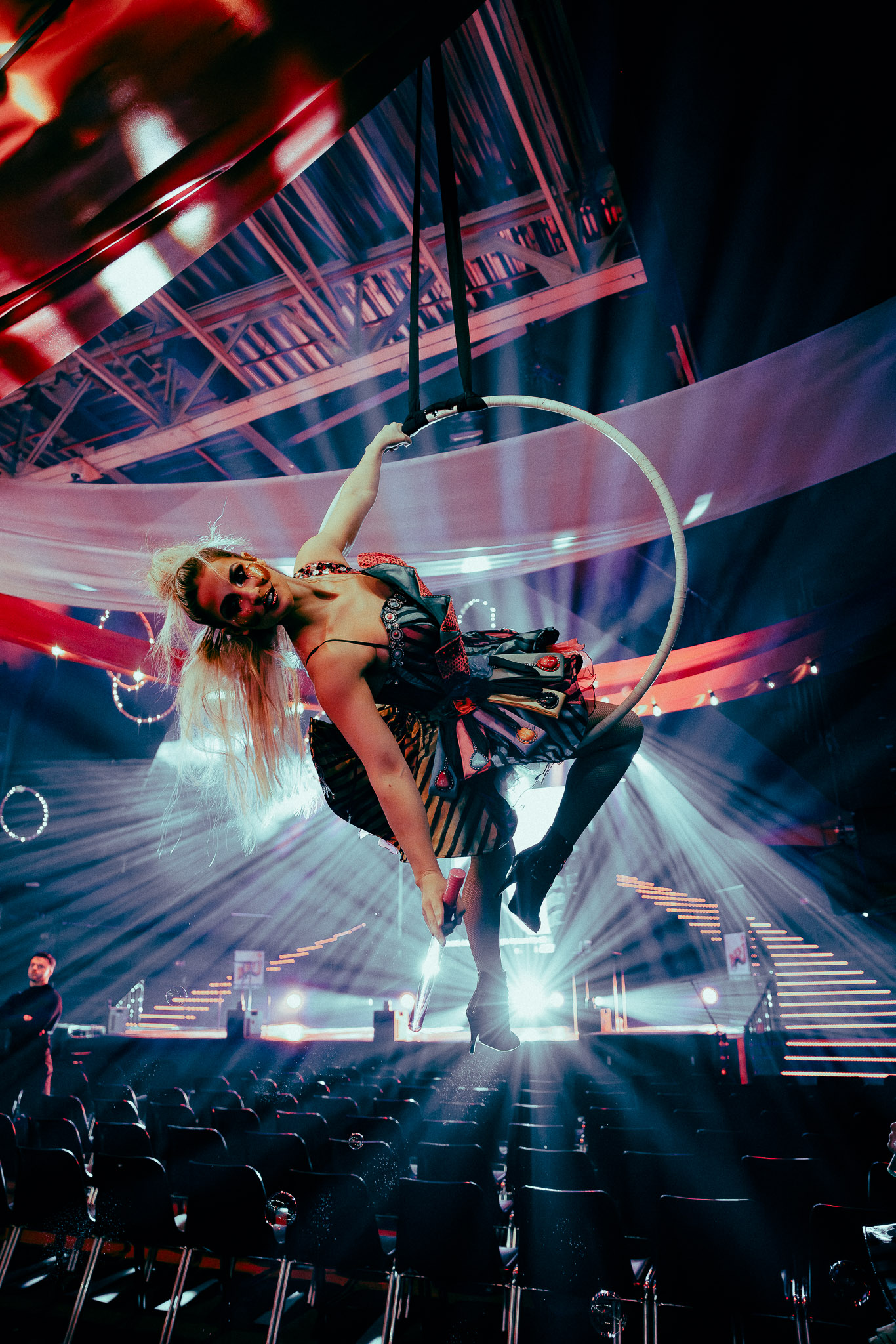 een vrouw in een hoepel in een circusring