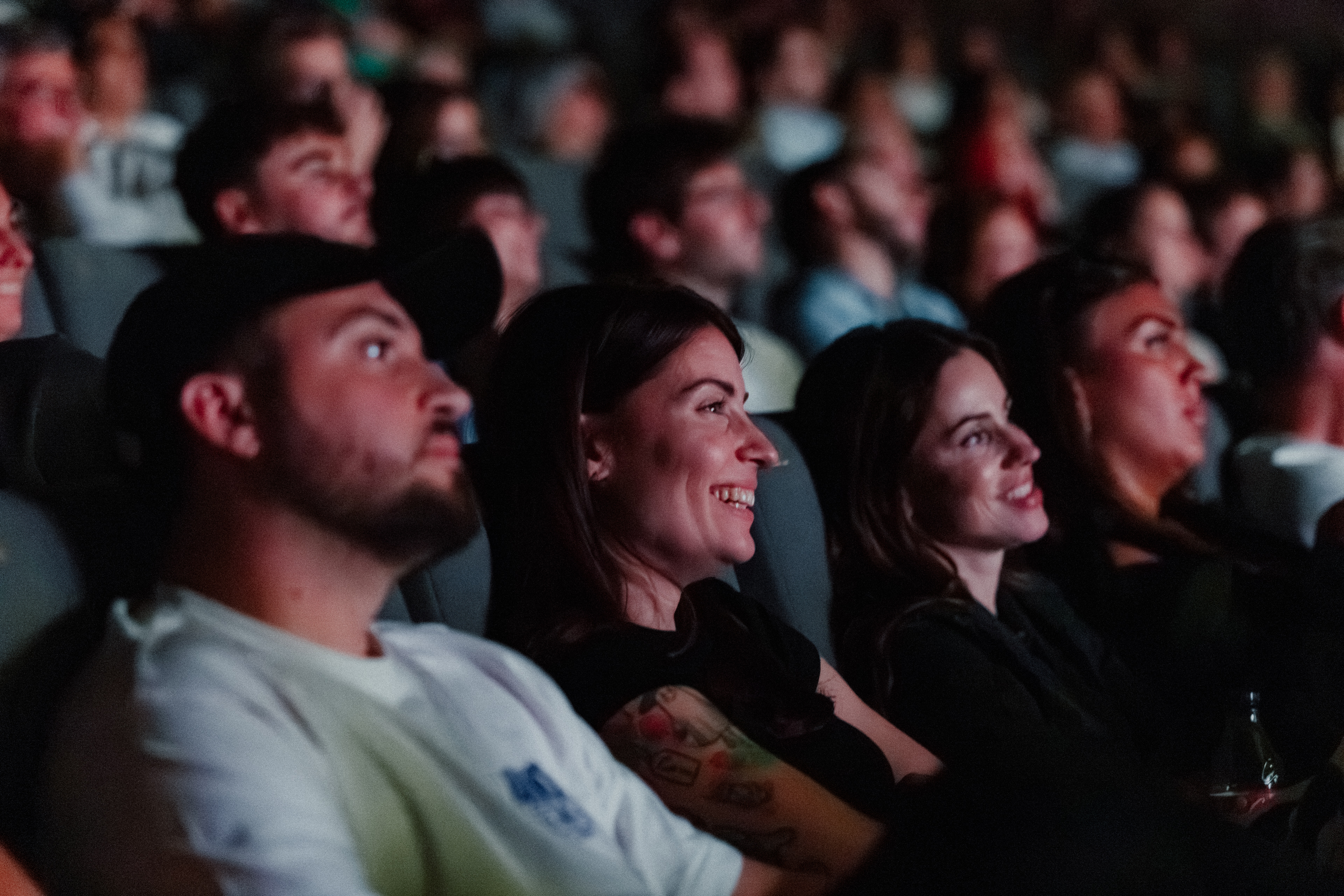 un groupe de personnes assises dans un théâtre