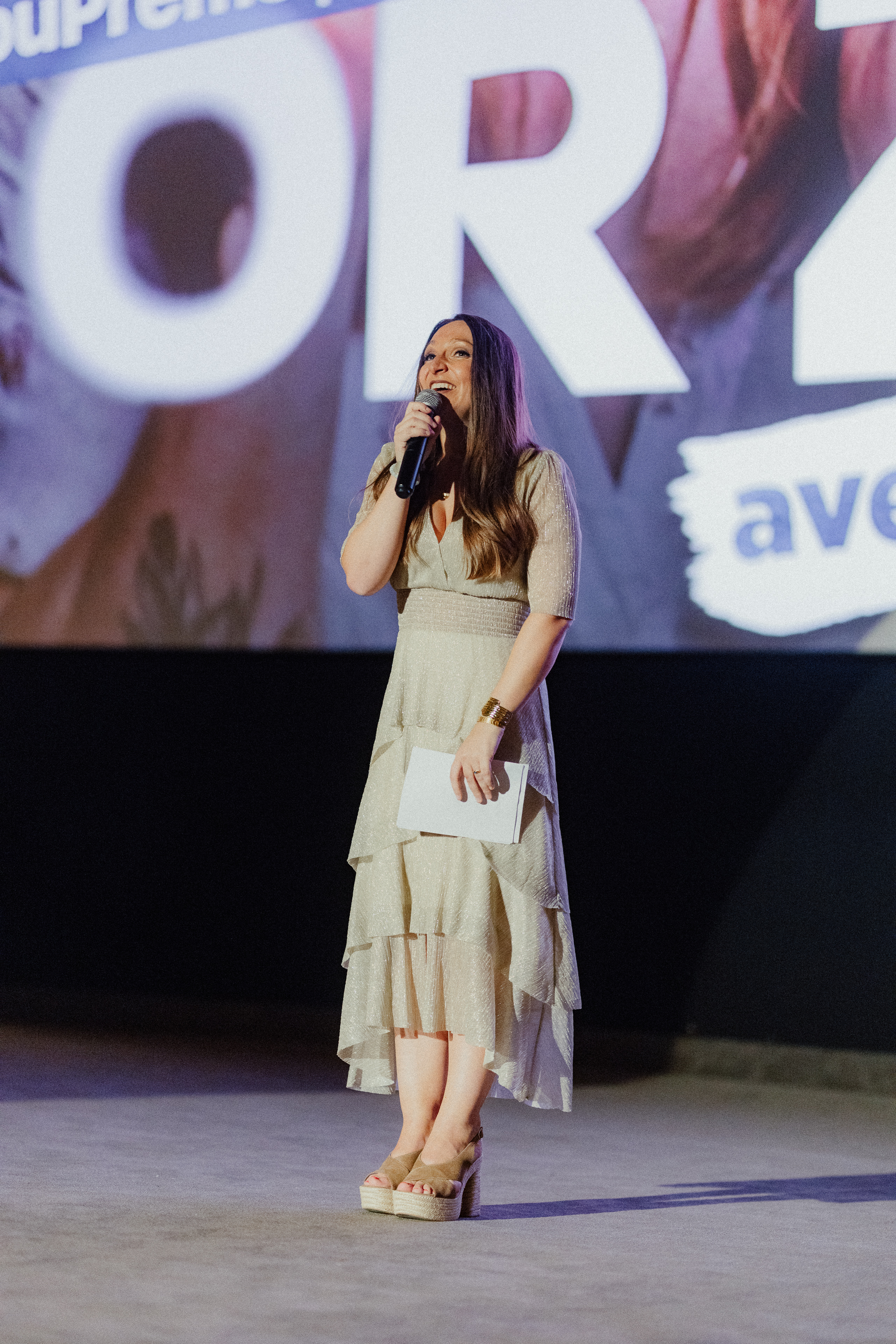 une femme tenant un microphone