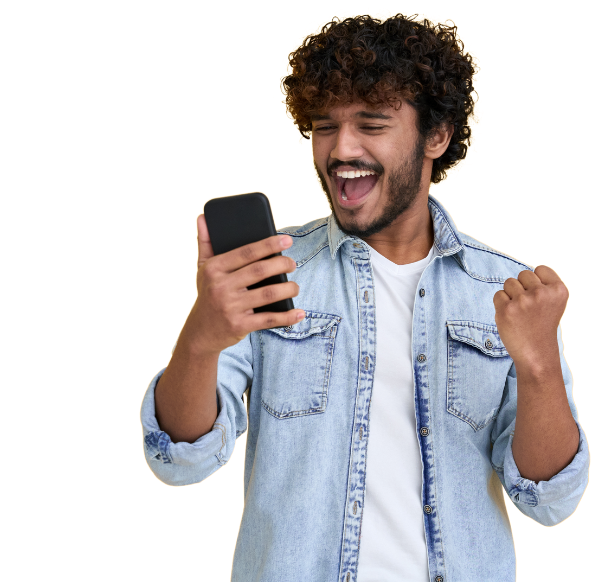 homme heureux souriant devant son téléphone