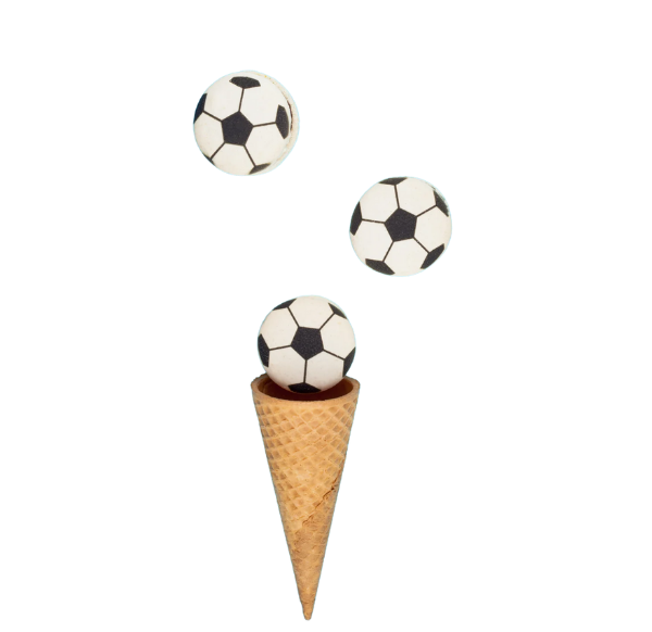 cornet de glace avec les boules en forme de ballons de football