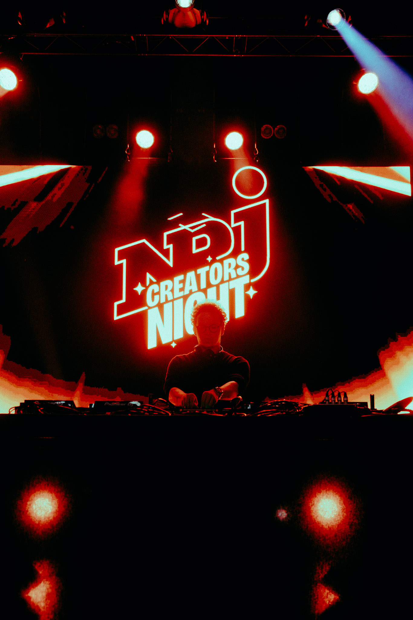 un homme à la table du DJ