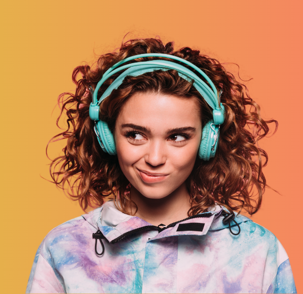 femme souriante écoutant de la musique avec un casque