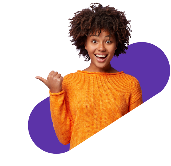 femme souriante et expressive pointant du pousse vers la gauche